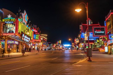 Niagara Şelalesi, Ontario, Kanada - 13 Aralık 2021: Geceleri Niagara Şelaleleri şehir merkezi Clifton Hill eğlence alanı.