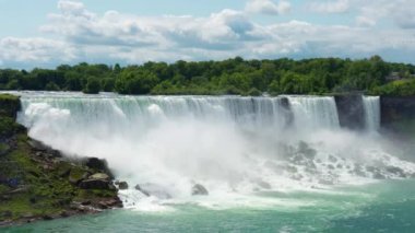 Güneşli bir günde Niagara Şelalesine tepeden bakan.