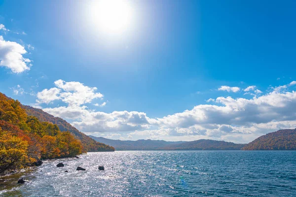 아름다운 풍경입니다 가을은 웅장한 색상으로 가득합니다 도와다 해안에서 하늘과 아오모리현 — 스톡 사진