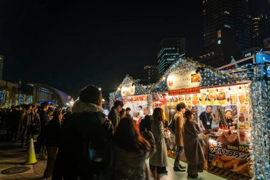 Osaka, Japonya - 24 Aralık 2019: Osaka Işık Festivali. Kış aydınlatma olayları, Midosuji Aydınlanma, Hikari Rönesansı. Popüler turizm merkezi, tatil için seyahat merkezi