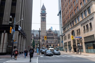 Toronto, Ontario, Kanada - 19 Temmuz 2021: Toronto şehir merkezinde yürüyen yayalar. Richmond Caddesi Batı, Bay Caddesi kavşağı. Toronto Eski Belediye Binası.