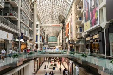 Toronto, Ontario, Kanada - 19 Temmuz 2021: Toronto Eaton Merkezi İçişleri.