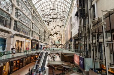 Toronto, Ontario, Kanada - 19 Temmuz 2021: CF Toronto Eaton Centre 'ın İçişleri. Fiberglas Kanada kazları tavandan sarkan, adı Flight Stop.