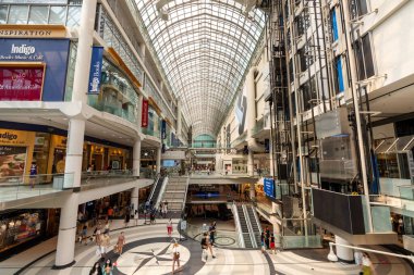 Toronto, Ontario, Kanada - 19 Temmuz 2021: Toronto Eaton Merkezi İçişleri.