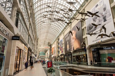 Toronto, Ontario, Kanada - 19 Temmuz 2021: CF Toronto Eaton Centre 'ın İçişleri. Fiberglas Kanada kazları tavandan sarkan, adı Flight Stop.