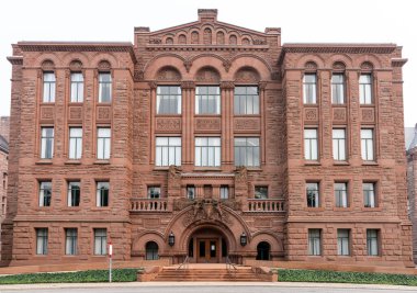 Ontario Yasama Meclisi. Binanın kuzey girişinde. Toronto, Ontario, Kanada.