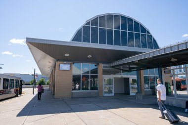 Mississauga, Ontario, Kanada - 25 Temmuz 2021: Mississauga Şehir Merkezi Transit Terminali.