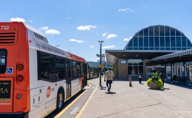Mississauga, Ontario, Kanada - 25 Temmuz 2021: Mississauga Şehir Merkezi Transit Terminal Platformu.