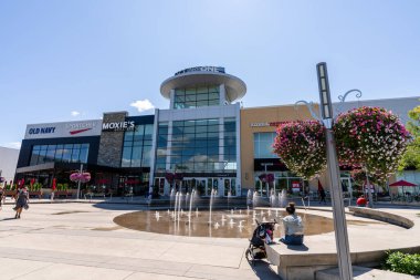Mississauga, Ontario, Kanada - 25 Temmuz 2021: Kare Bir Alışveriş Merkezi.