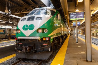 Toronto, Ontario, Kanada - 25 Temmuz 2021: GO Transit Go Treni Union Station platformuna geliyor.