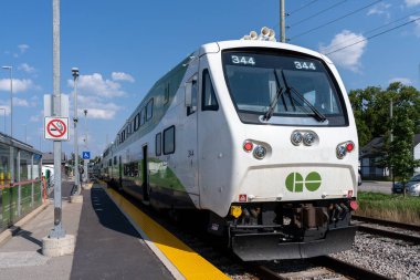 Barrie, Ontario, Kanada - 25 Temmuz 2021: GO Transit Go Treni Allandale Liman İstasyonu 'na varıyor.