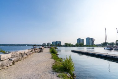 Barrie, Ontario, Kanada - 25 Temmuz 2021: Barrie Marina Tekne Fırlatma ve İskelesi. Kempenfelt Körfezi, Simcoe Gölü.