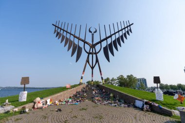 Barrie, Ontario, Kanada - 25 Temmuz 2021: The Spirit Catcher at the old B.C. yerleşim okulu. Kempenfelt Körfezi yakınlarındaki Heykel Kuşu.