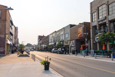 Barrie, Ontario, Kanada - 25 Temmuz 2021: Dunlop Caddesi 'ndeki Heritage ve modern binalar. Barrie şehir merkezi sokak manzarası.