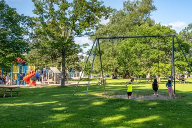 Toronto, Ontario, Kanada - 30 Temmuz 2021: Toronto Adaları Merkezi Park 'taki çocuklar oyun alanında eğleniyor.