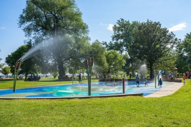 Toronto, Ontario, Kanada - 30 Temmuz 2021: Toronto Adaları Merkezi Park 'taki çocuklar oyun alanında eğleniyor.