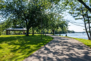 Toronto Adaları Merkezi Ada Parkı 'nda bir pavyon. Toronto, Ontario, Kanada.