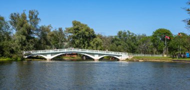 Toronto, Ontario, Kanada - 30 Temmuz 2021: Toronto Adaları Park Merkezi Ada Köprüsü.