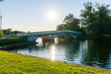 Toronto, Ontario, Kanada - 30 Temmuz 2021: Toronto Adaları Park Merkezi Ada Köprüsü.
