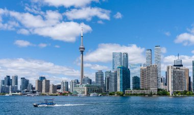 Toronto, Ontario, Kanada - 30 Temmuz 2021 Toronto City şehir merkezi silueti. Toronto Limanında su taksisi.