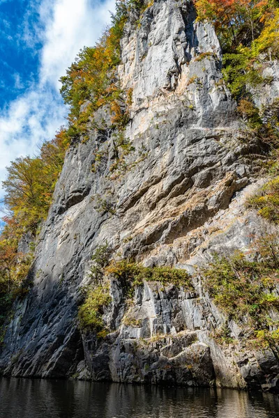 芸備渓谷 晴れた日の紅葉風景 岩手県一関市の壮大な秋の色彩の美しい風景 — ストック写真