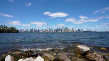 Toronto Adaları kıyısı. Arka planda Toronto City şehir merkezi silueti var. Ontario, Kanada.