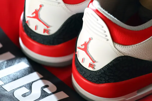 耐克空气 Jordan Iii"火红色" — 图库照片