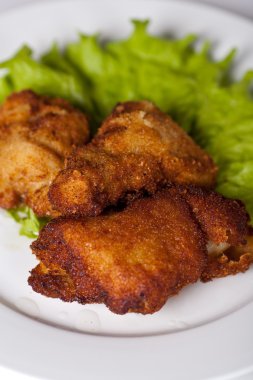 kızarmış tavuk budu ile salata