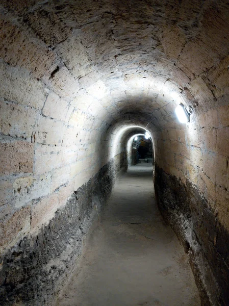 Tunel z kamiennymi łukami w katakumbach. — Zdjęcie stockowe
