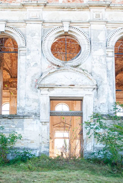 Ein Eingang Die Alte Verlassene Und Halb Zerstörte Lutherische Kirche — Stockfoto