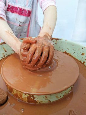 Çömlek atölyesi. Çömlekçi çarkında çalışan bir çocuk.