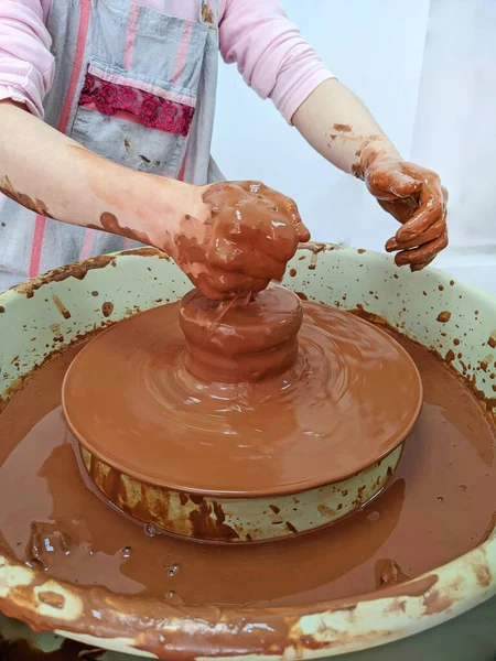 Çömlek atölyesi. Çömlekçi çarkında çalışan bir çocuk.