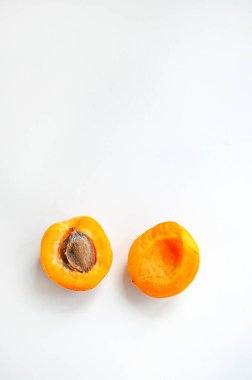 Beyaz arka planda tohumu olan olgun bir kayısı..