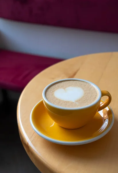 Segar Disajikan Cangkir Cappuccino Dengan Seni Latte Atas Meja Kayu — Stok Foto
