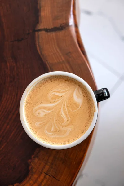 Copa Capuchino Recién Servido Con Arte Latte Una Mesa Madera — Foto de Stock