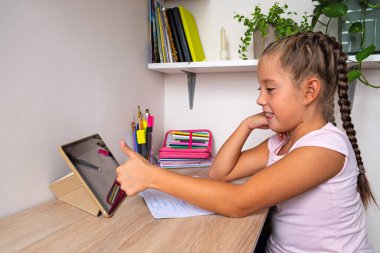 Mutlu bir kız resimlerle mutlu olur. Uzaktan eğitim kavramı. Hobi zamanı.