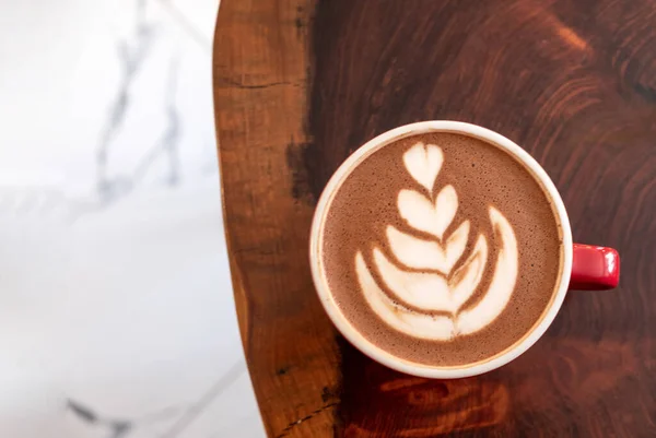 Segar Disajikan Secangkir Cokelat Panas Dengan Seni Latte Yang Indah — Stok Foto