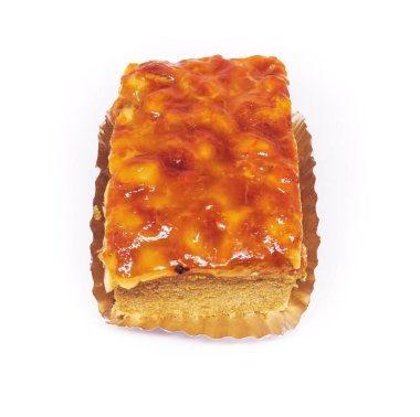 Karamelli kaju şekerli pasta izolasyonu beyaz arka planda. Ev yapımı pastane altın keki