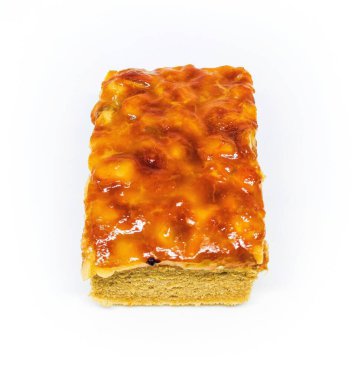 Karamelli kaju şekerli pasta izolasyonu beyaz arka planda. Ev yapımı pastane altın keki