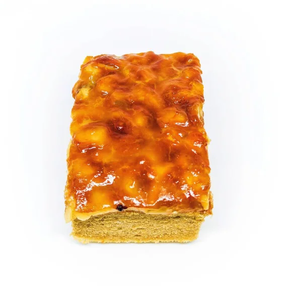 Karamelli kaju şekerli pasta izolasyonu beyaz arka planda. Ev yapımı pastane altın keki