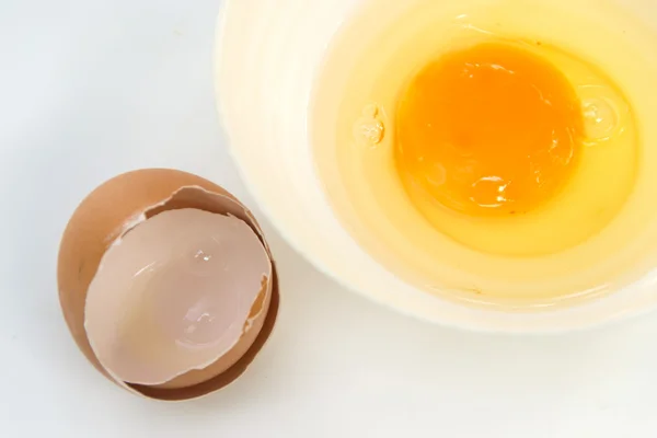 Yema de huevo en un tazón para cocinar —  Fotos de Stock