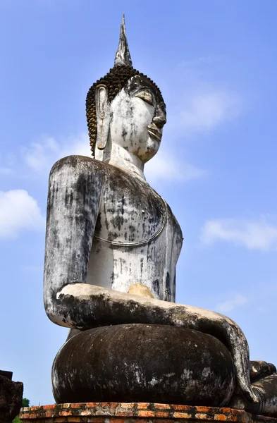 Buddha on ruins temple in Sukhothai historical park — Stock Photo, Image