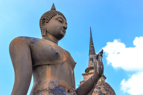 Buddha on ruins temple in Sukhothai historical park — Stock Photo, Image