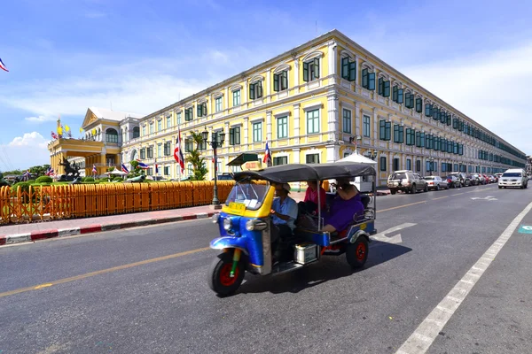 Ministère de la Défense et tuk tuk in thailand — Photo