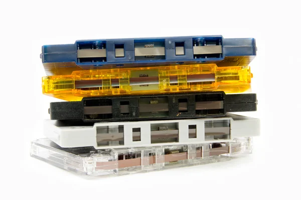 Grupa starych kaset magnetofonowych na białym tle — Zdjęcie stockowe