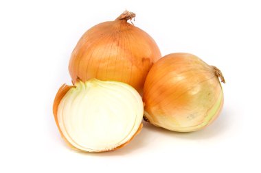 beyaz zemin üzerine taze soğan