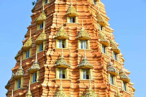 Delicado pagode dourado na colina — Fotografia de Stock