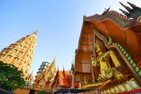 Thailändischer buddhistischer Tempel in Kanchanaburi (Wat Sua Höhle), Thailand — Stockfoto