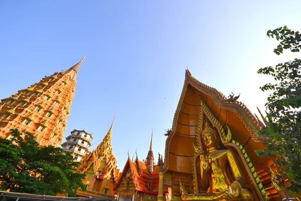 Tempio buddista tailandese a Kanchanaburi, Thailandia — Foto Stock