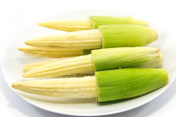 Baby corns på vit bakgrund — Stockfoto